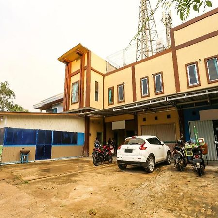 Oyo 90825 Hotel Lizha 2 Samarinda Exterior photo